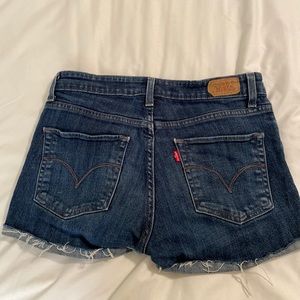 Mid rise cut off Levi shorts